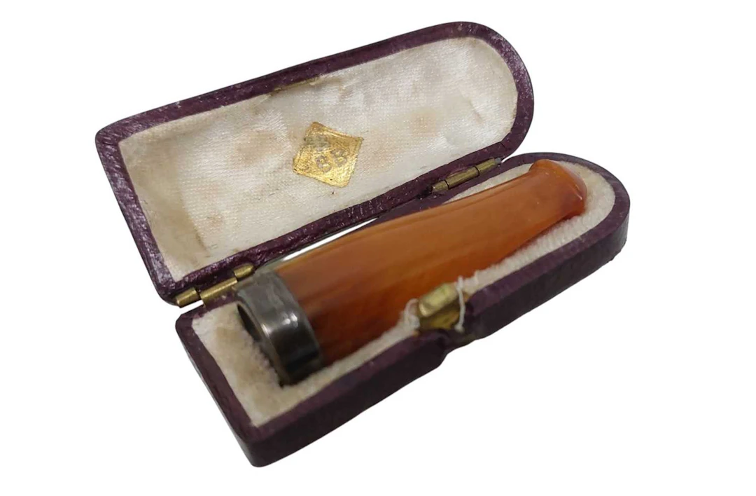 CHERRY AMBER CHEROOT HOLDER EARLY 20TH CENTURY