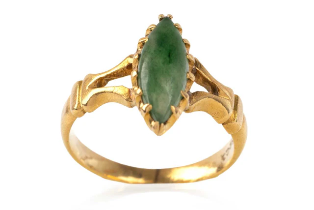 GREEN HARDSTONE RING MID 20TH CENTURY