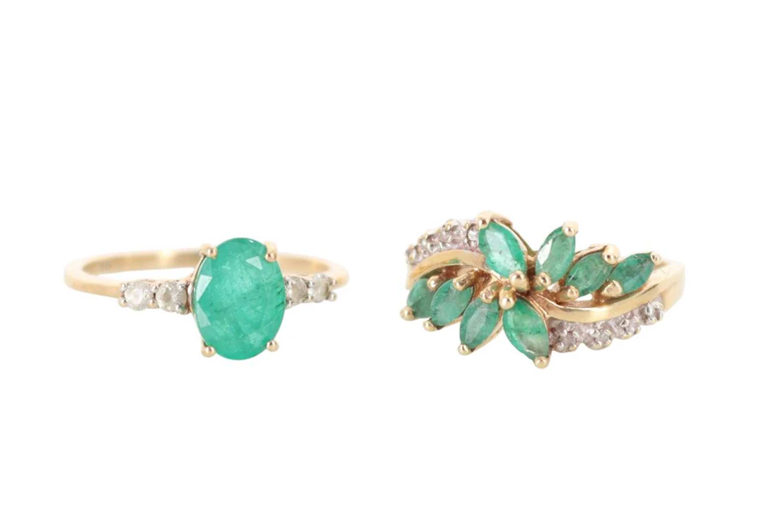 TWO EMERALD RINGS LATE 20TH CENTURY