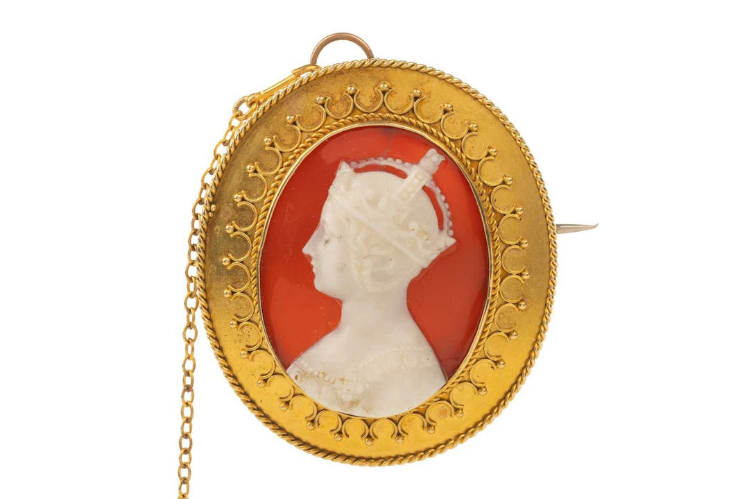 VICTORIAN CAMEO STYLE BROOCH LATE 19TH CENTURY