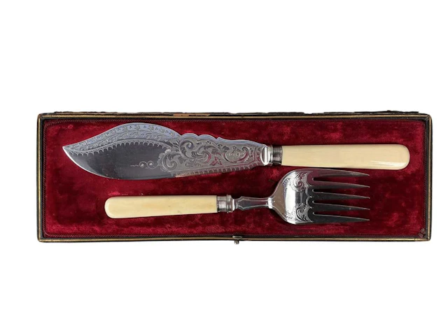 PAIR OF SILVER PLATED FISH SERVERS, EARLY 20TH CENTURY AND OTHER ITEMS