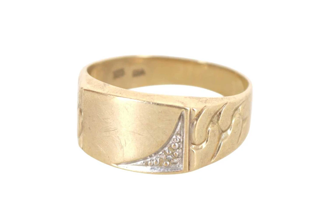 DIAMOND SIGNET RING LATE 20TH CENTURY