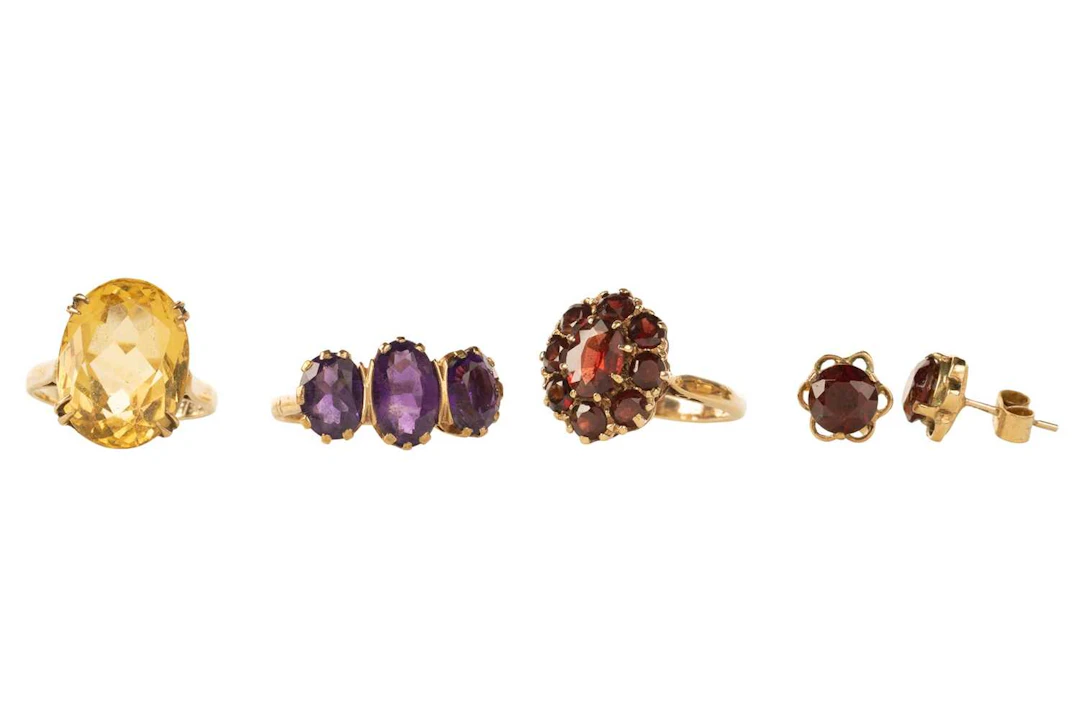 GARNET CLUSTER RING AND PAIR OF EARRINGS ALONG WITH TWO DRESS RINGS