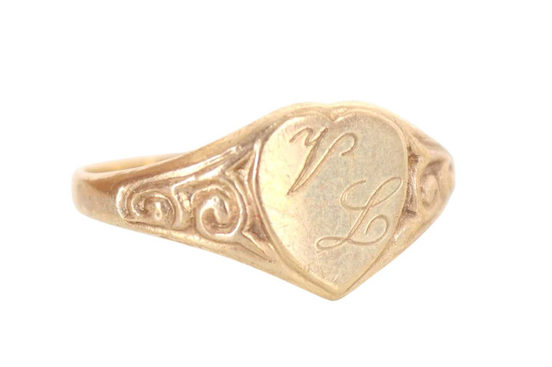 GOLD RING, EARLY/MID 20TH CENTURY AND A GOLD CHAIN