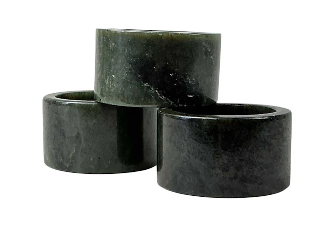 SET OF SIX SPINACH JADE NAPKIN RINGS MID/LATE 20TH CENTURY