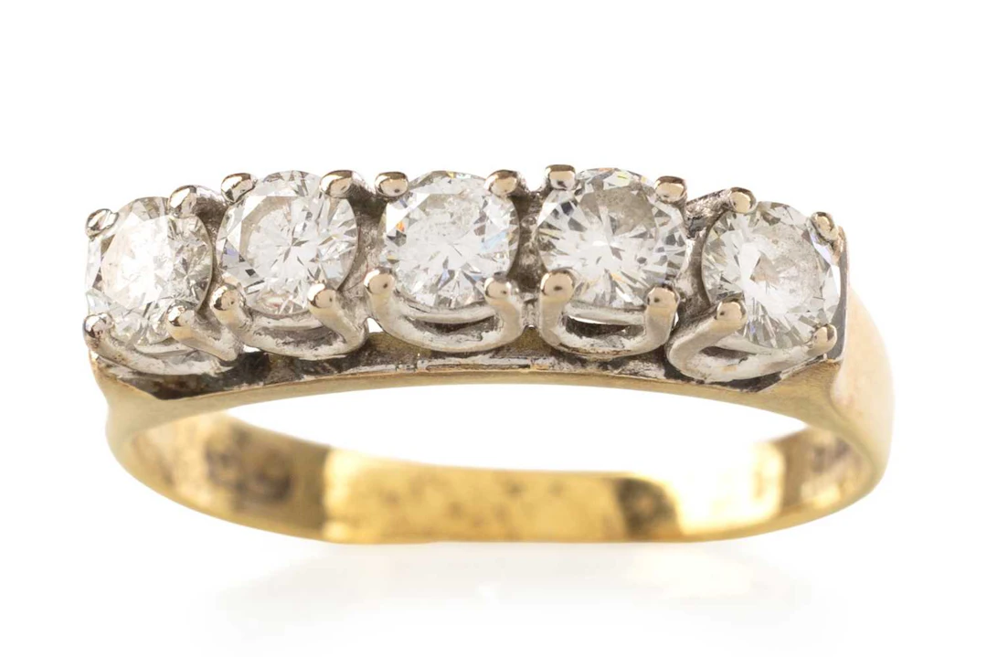 DIAMOND FIVE STONE RING EARLY/MID 20TH CENTURY