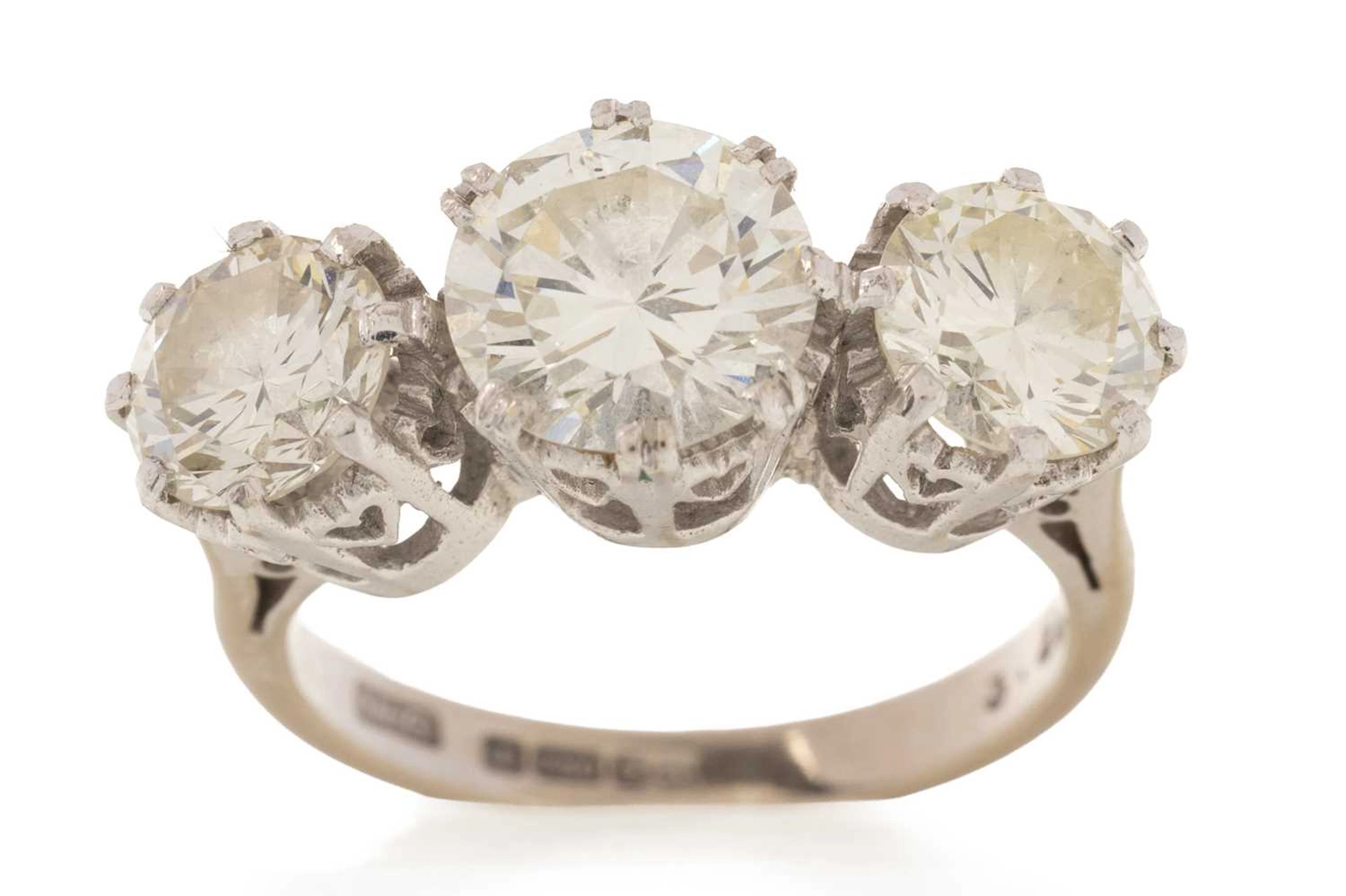 DIAMOND THREE STONE RING MID/LATE 20TH CENTURY