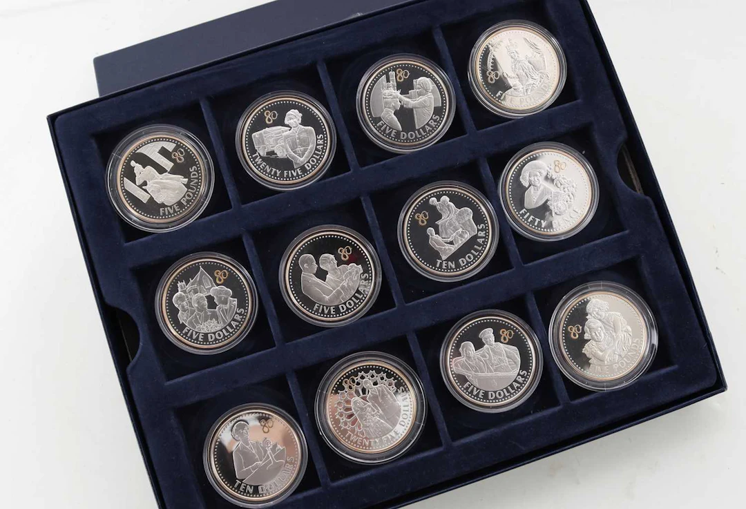 COLLECTION OF TWELVE SILVER COMMONWEALTH COMMEMORATIVE COINS 2006