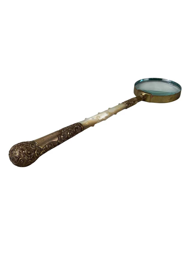 VICTORIAN MOTHER OF PEARL HANDLED MAGNIFYING GLASS, LATE 19TH CENTURY
