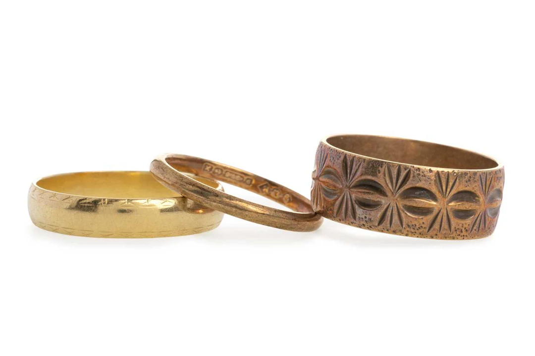 THREE GOLD WEDDING RINGS LATE 20TH CENTURY