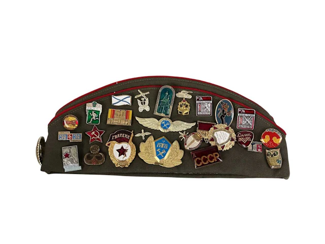 COLLECTION OF MILITARY AND OTHER BADGES AND MEDALS EARLY TO LATE 20TH CENTURY