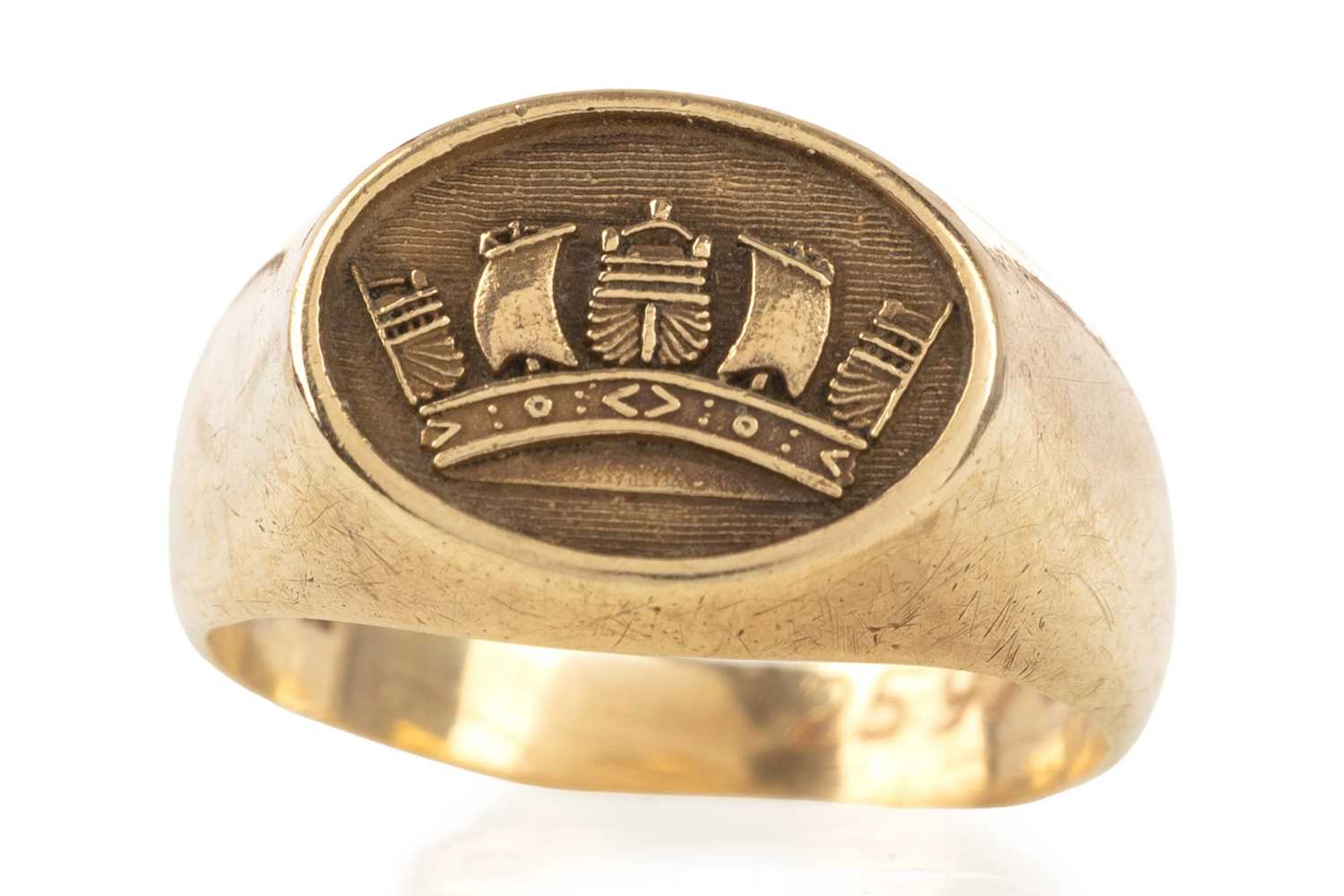 GOLD SIGNET RING MID/LATE 20TH CENTURY