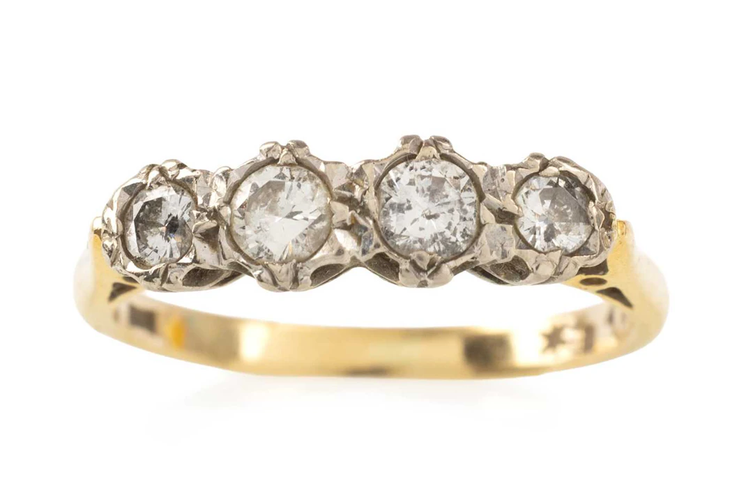 DIAMOND FOUR STONE RING EARLY/MID 20TH CENTURY
