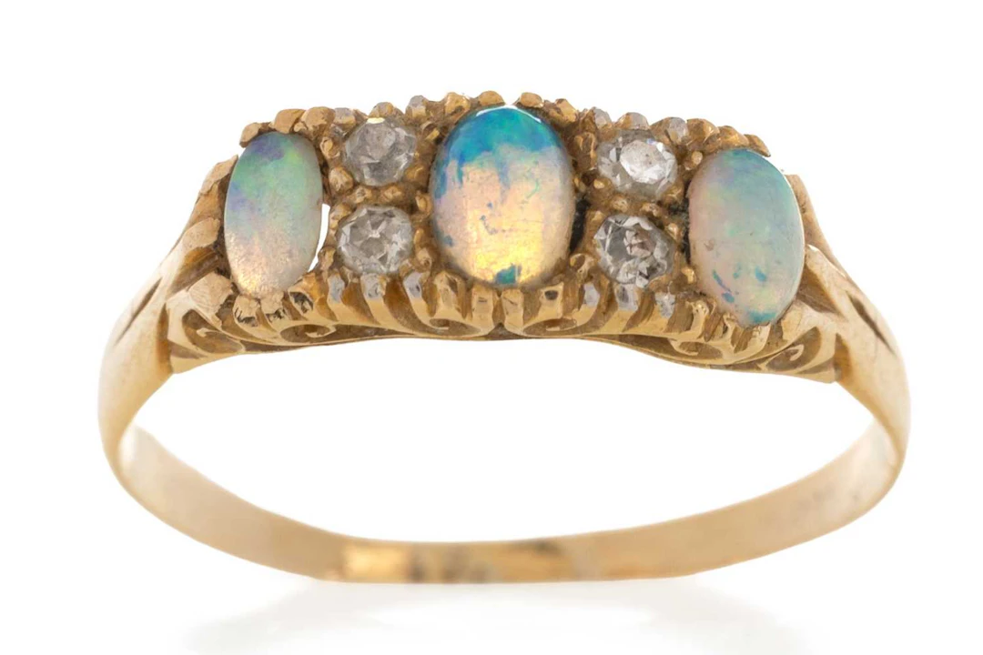 OPAL AND DIAMOND RING LATE 19TH/EARY 20TH CENTURY