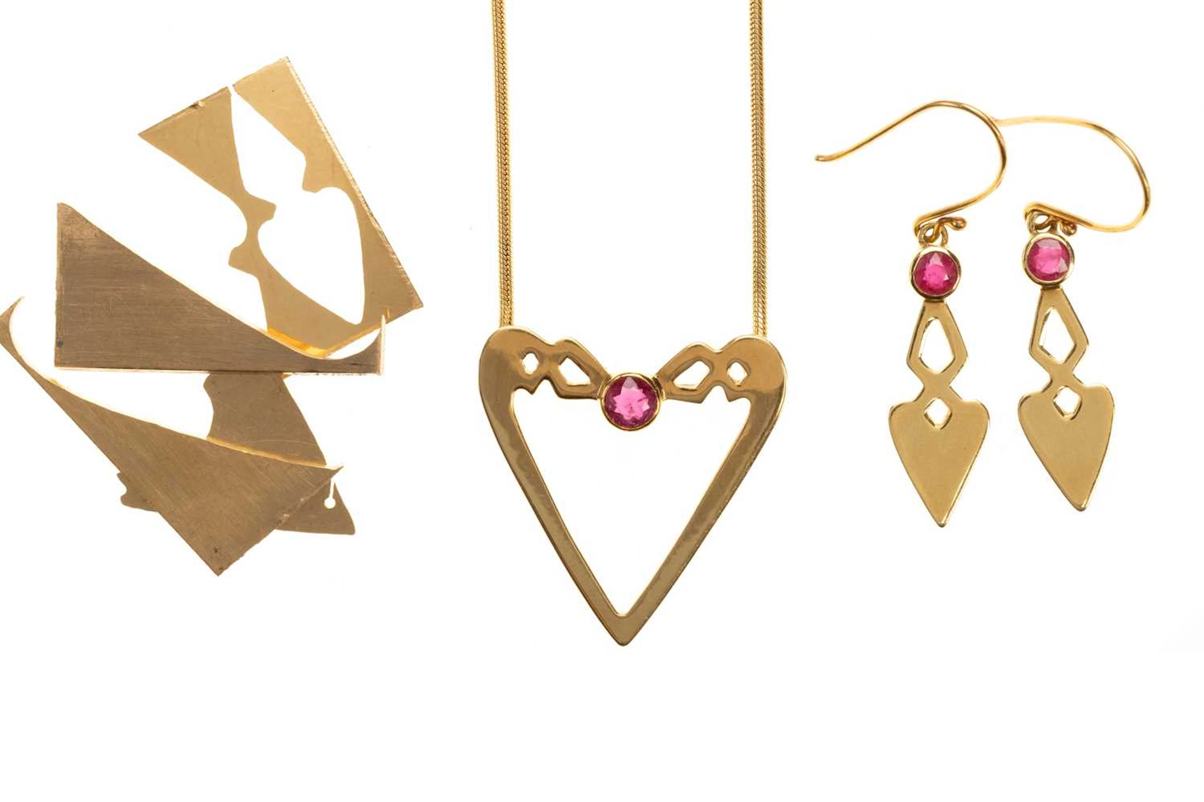 CONTEMPORARY RUBY SET GOLD NECKLACE AND PAIR OF EARRINGS