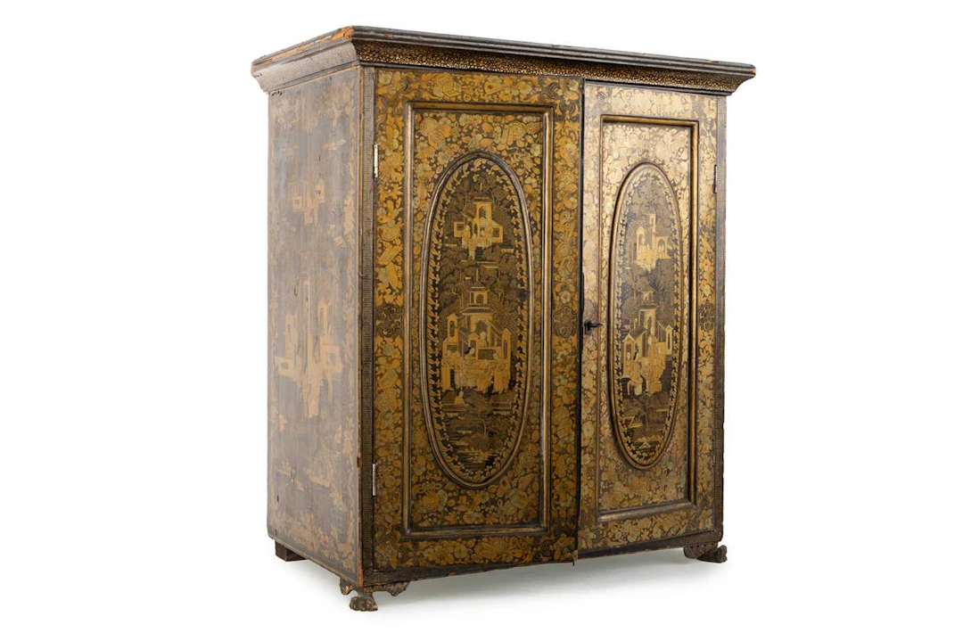 JAPANESE LACQUERED CHINOISERIE TABLE CABINET LATE 19TH/EARLY 20TH CENTURY