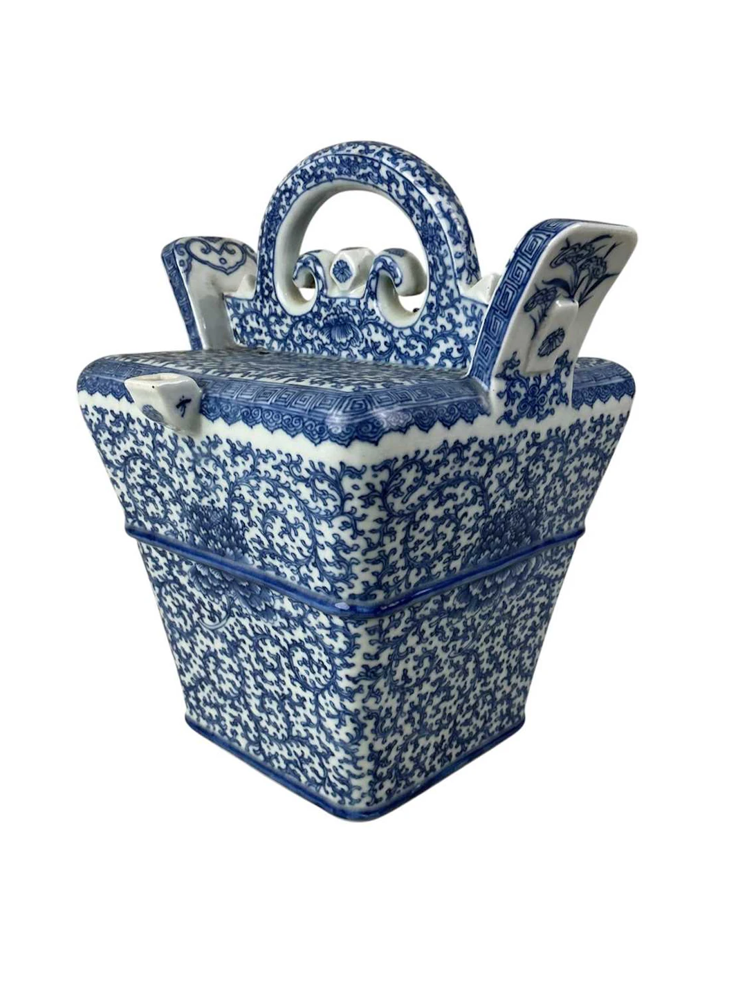 CHINESE STYLE BLUE AND WHITE TEAPOT, EARLY 20TH CENTURY ALONG WITH