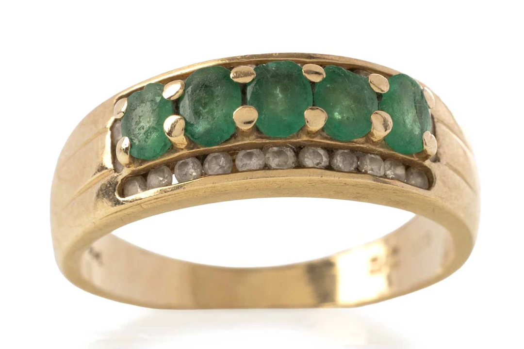 EMERALD FIVE STONE RING LATE 20TH CENTURY