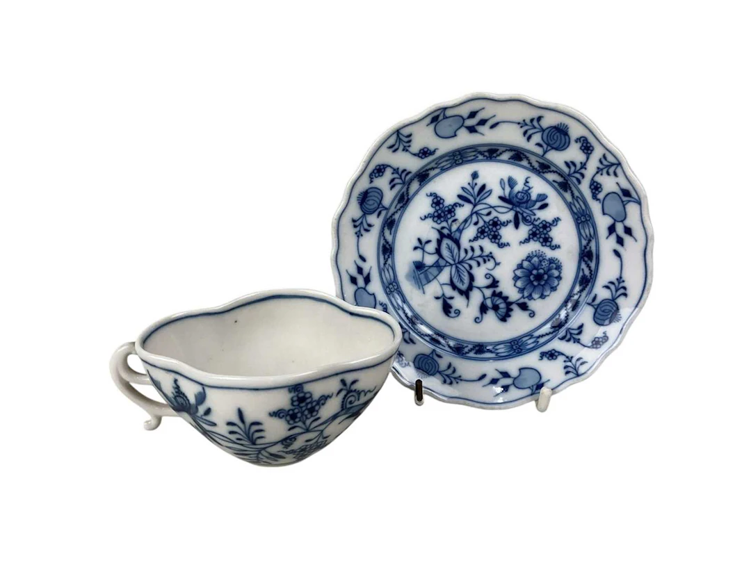 GROUP OF MEISSEN 'BLUE ONION' PATTERN TABLEWARES EARLY//MID 20TH CENTURY