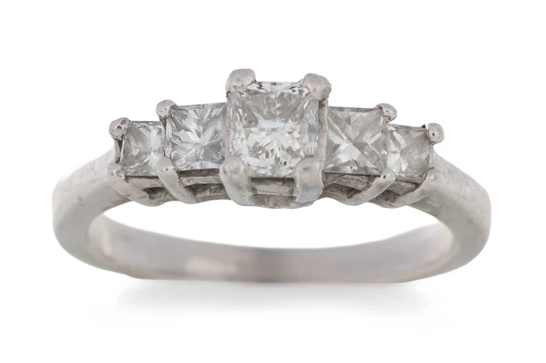 DIAMOND FIVE STONE RING LATE 20TH CENTURY