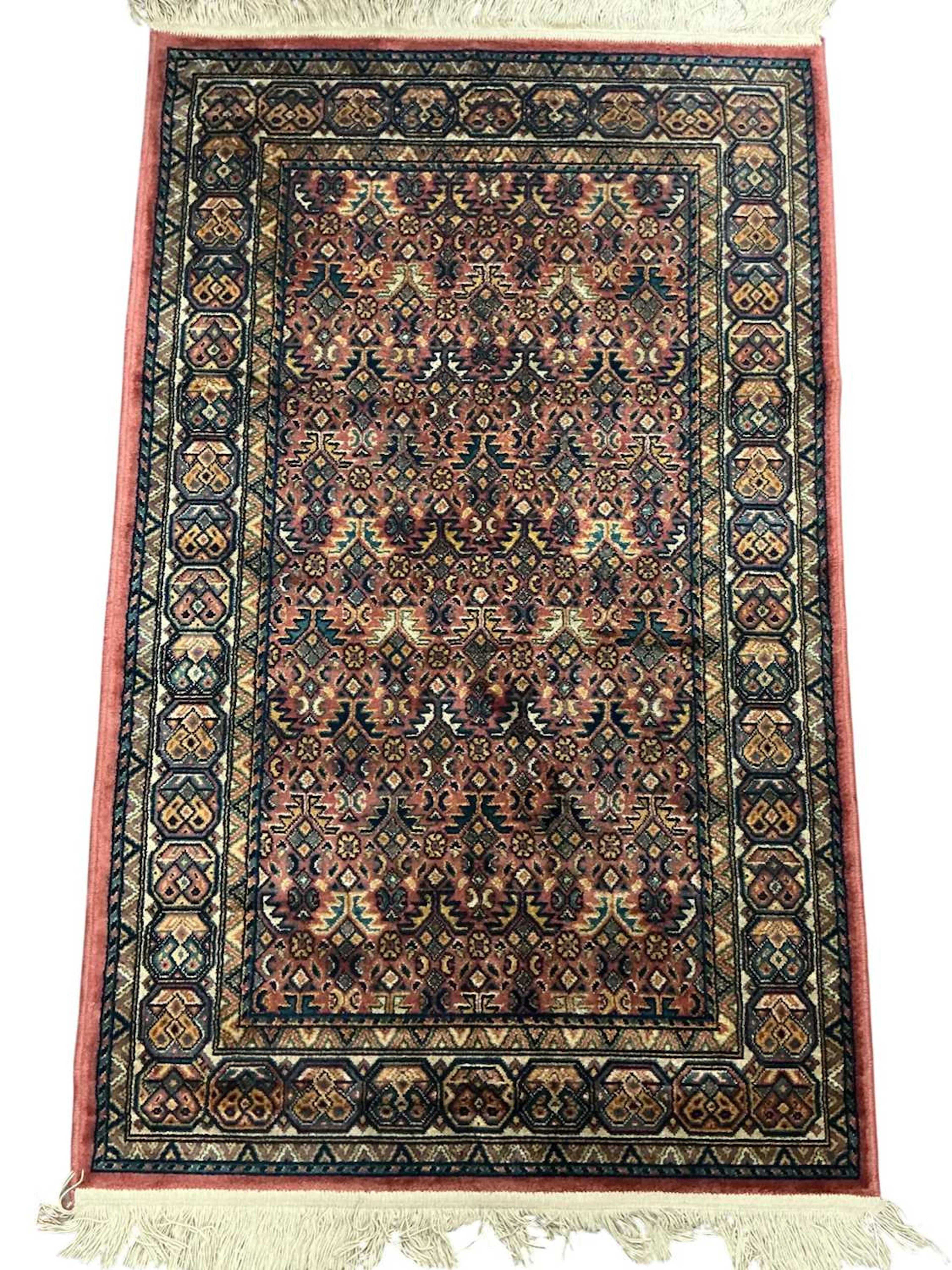 FARAHAN RUG MID 20TH CENTURY