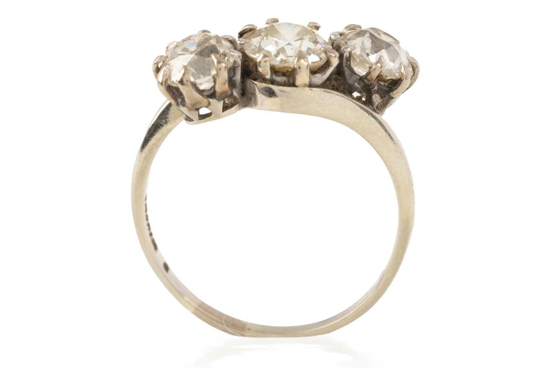 DIAMOND THREE STONE RING EARLY/MID 20TH CENTURY