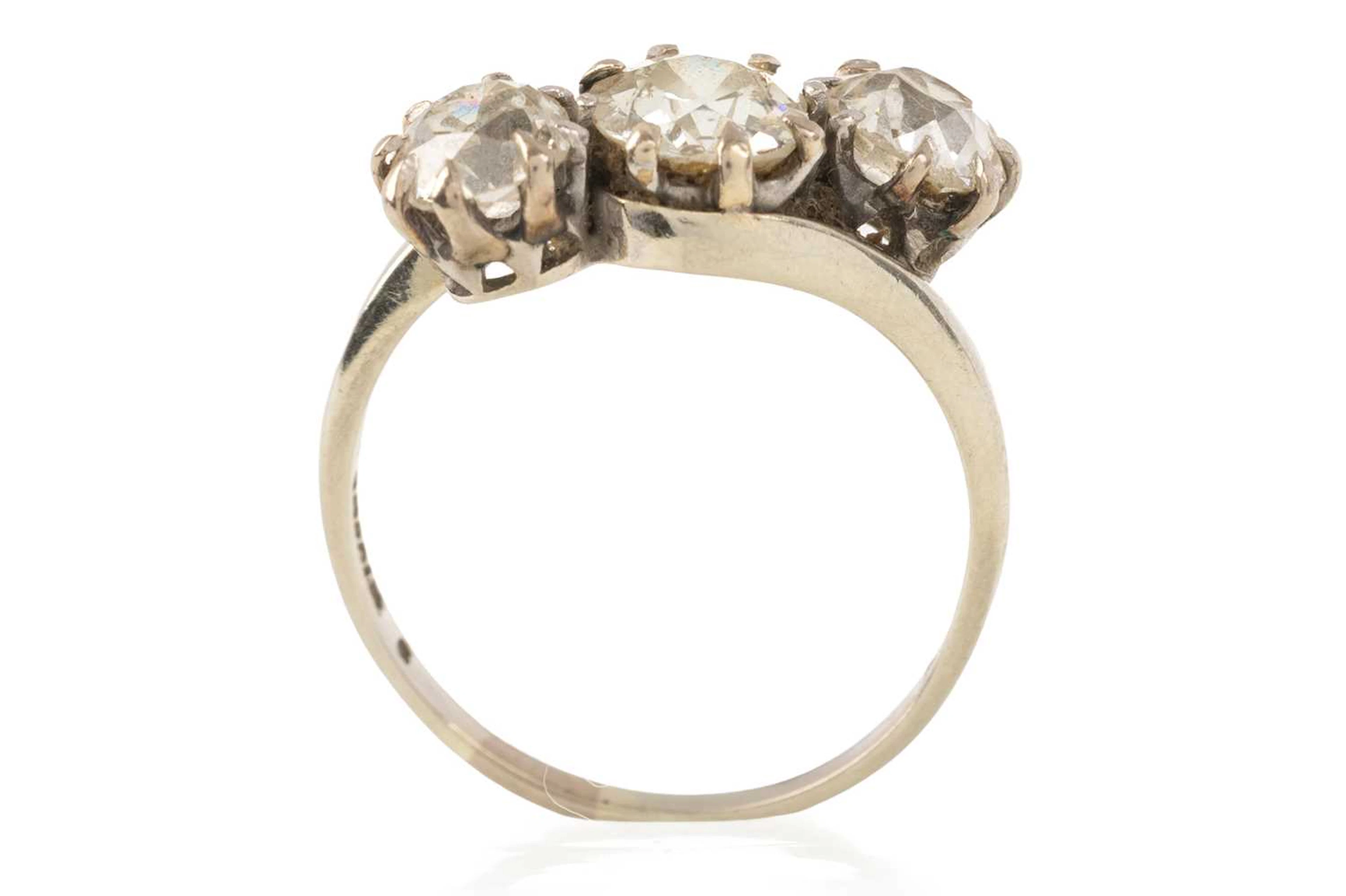 DIAMOND THREE STONE RING EARLY/MID 20TH CENTURY