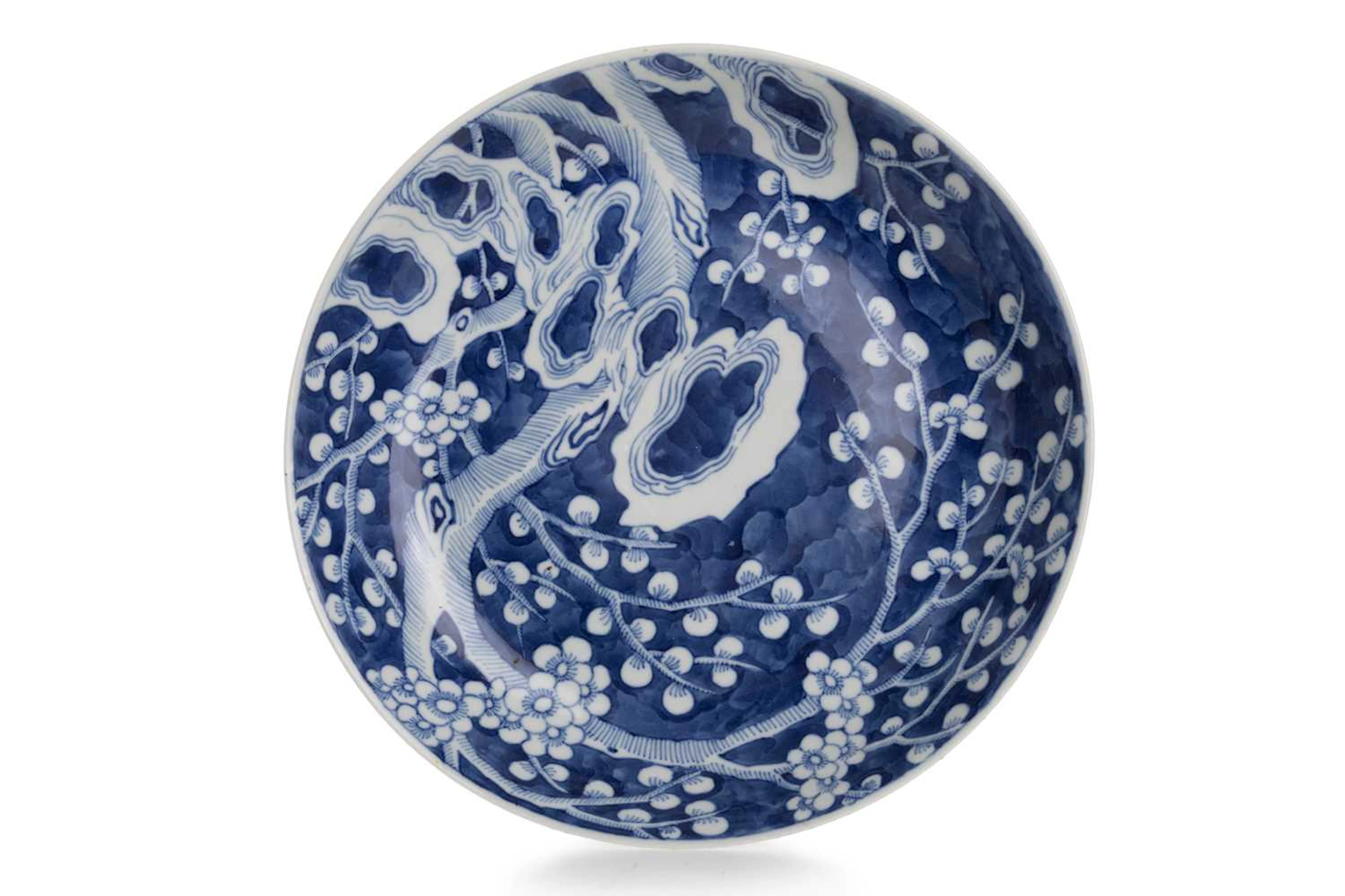 CHINESE BLUE AND WHITE PORCELAIN DISH LATE 19TH CENTURY