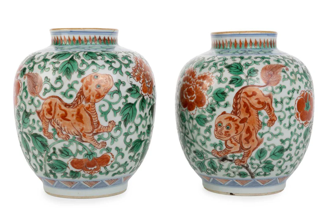 PAIR OF CHINESE WUCAI PORCELAIN JARS EARLY 19TH CENTURY