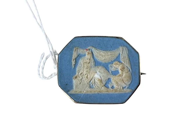 WEDGWOOD BROOCH, EARLY 20TH CENTURY AND COSTUME JEWELLERY