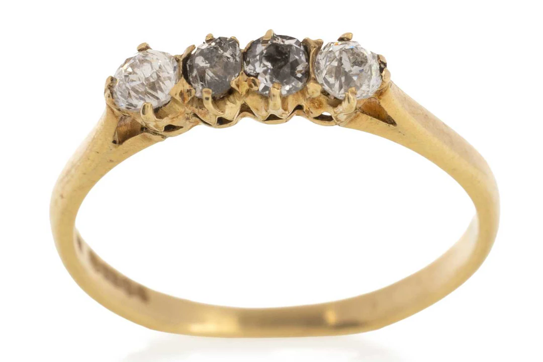 DIAMOND FOUR STONE RING LATE 20TH CENTURY