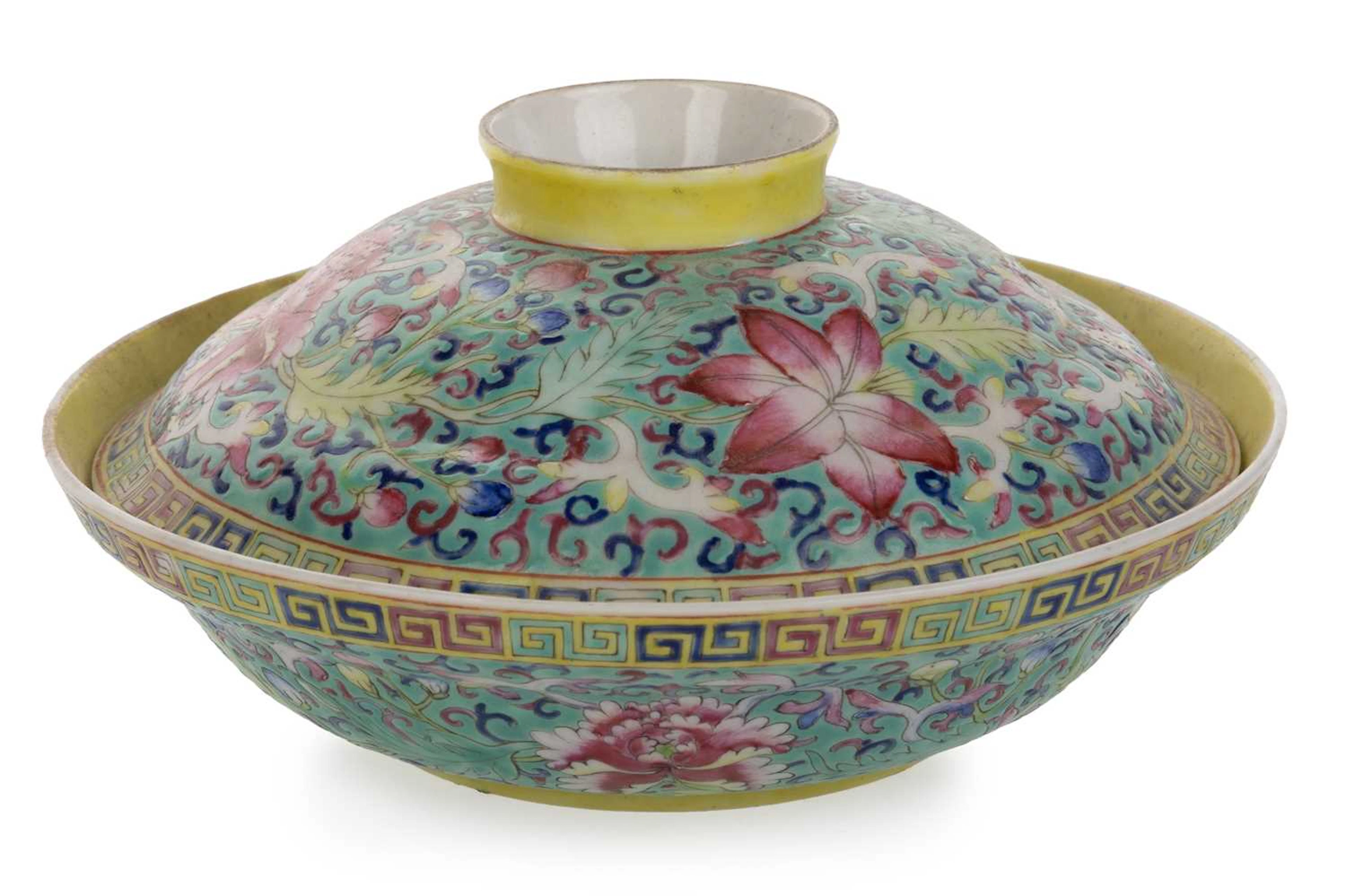 CHINESE FAMILLE ROSE PORCELAIN LIDDED BOWL LATE 19TH/EARLY 20TH CENTURY
