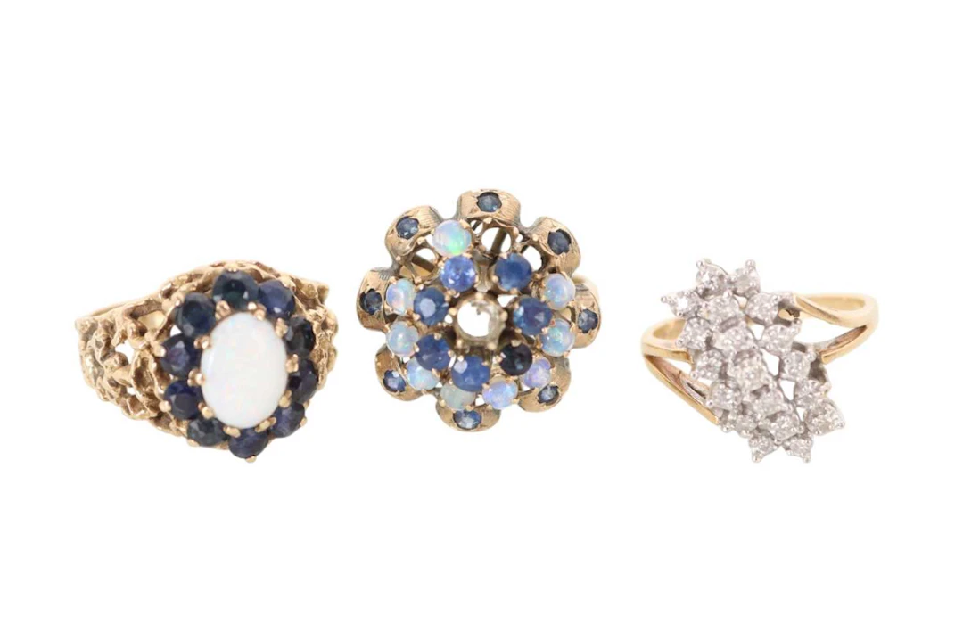 GROUP OF THREE GOLD RINGS, MID/LATE 20TH CENTURY AND OTHER ITEMS