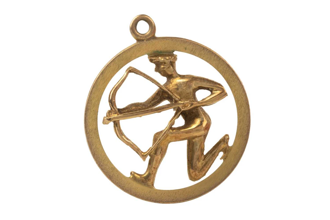 GOLD ZODIAC PENDANT LATE 20TH CENTURY