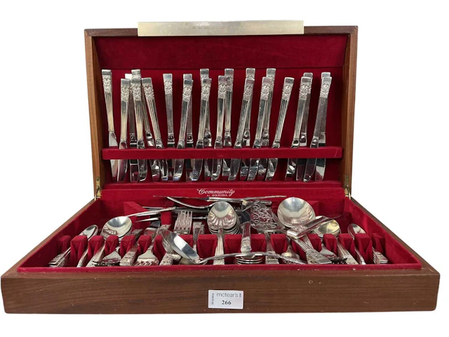 SUITE OF CUTLERY BY COMMUNITY LATE 20TH CENTURY