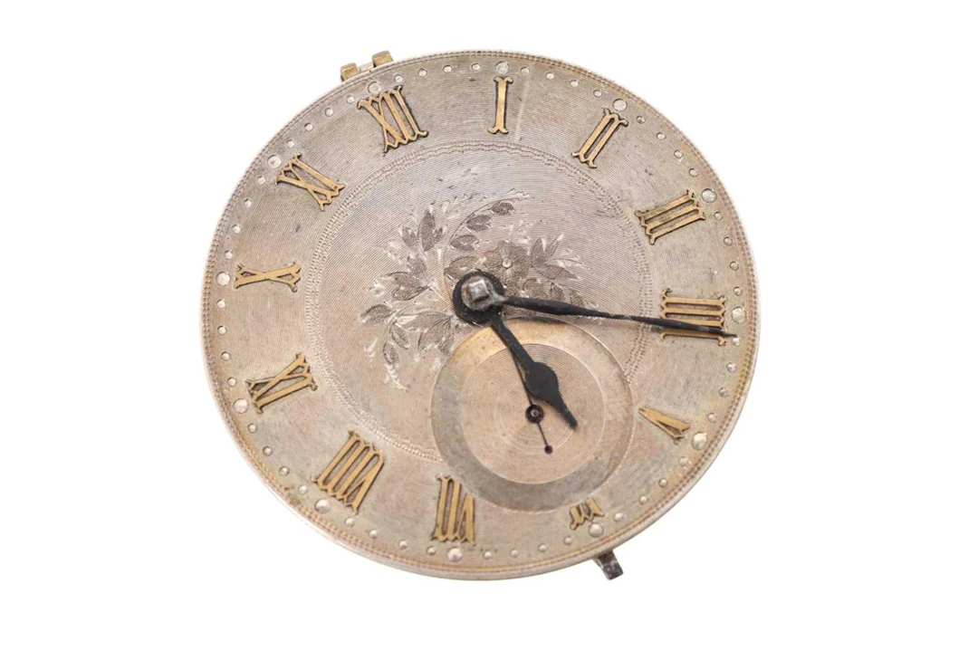 VICTORIAN POCKET WATCH MOVEMENT ALONG WITH A WHITE METAL PENDANT