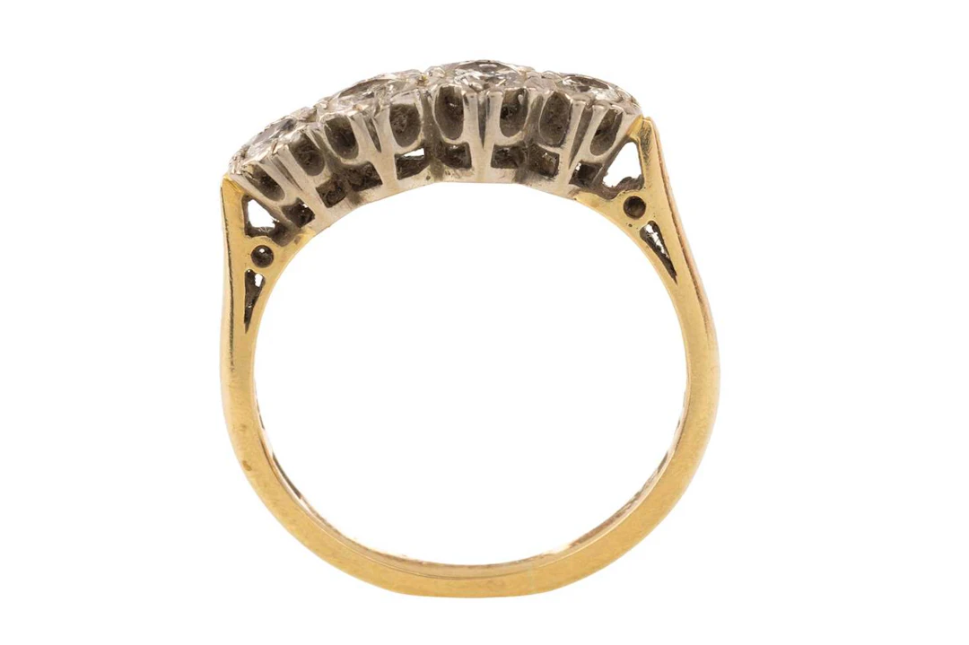 DIAMOND FOUR STONE RING EARLY/MID 20TH CENTURY