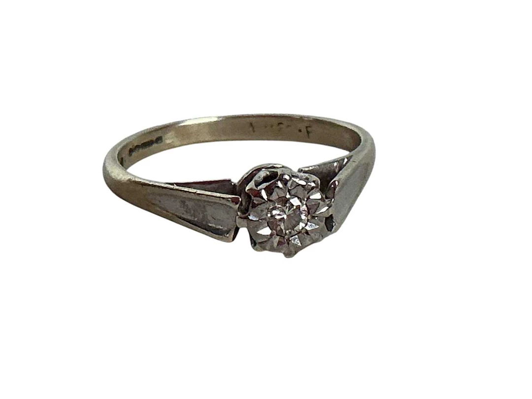 DIAMOND SOLITAIRE RING LATE 20TH CENTURY