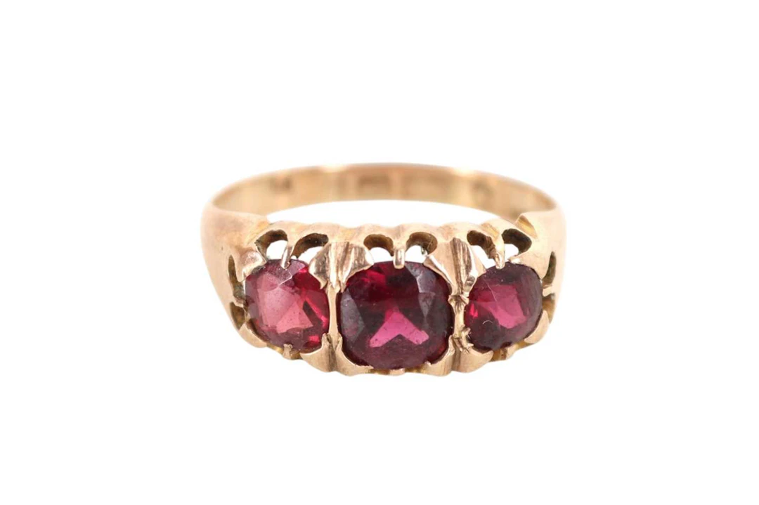 GEM SET THREE STONE RING EARLY 20TH CENTURY