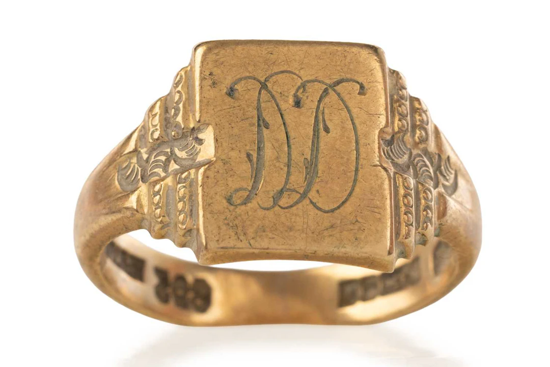 GOLD SIGNET RING LATE 20TH CENTURY