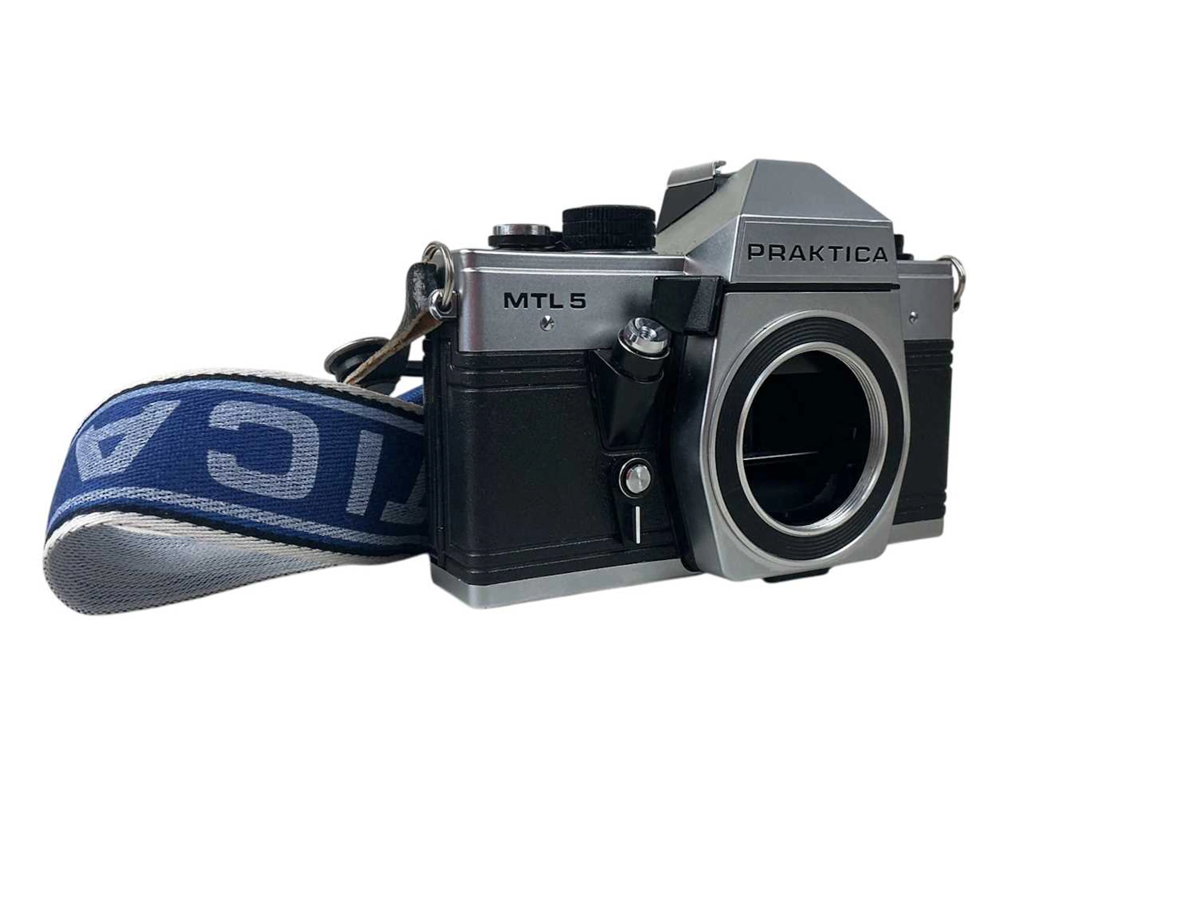 GROUP OF FOUR CAMERAS LATE 20TH CENTURY