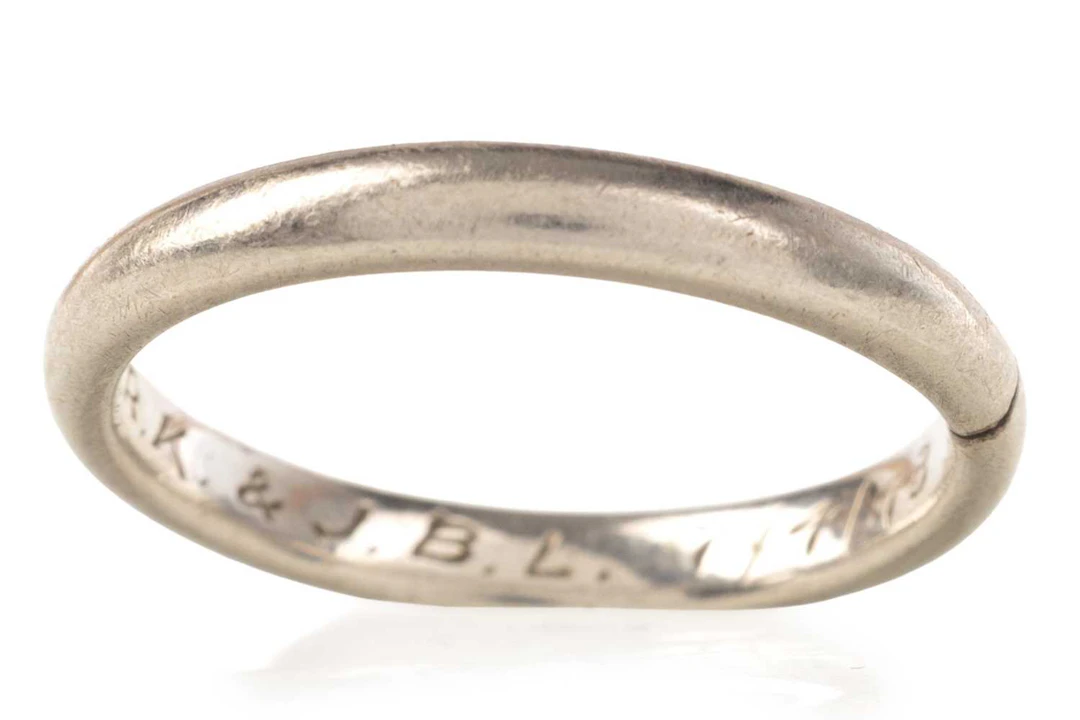 PLATINUM WEDDING BAND MID 20TH CENTURY
