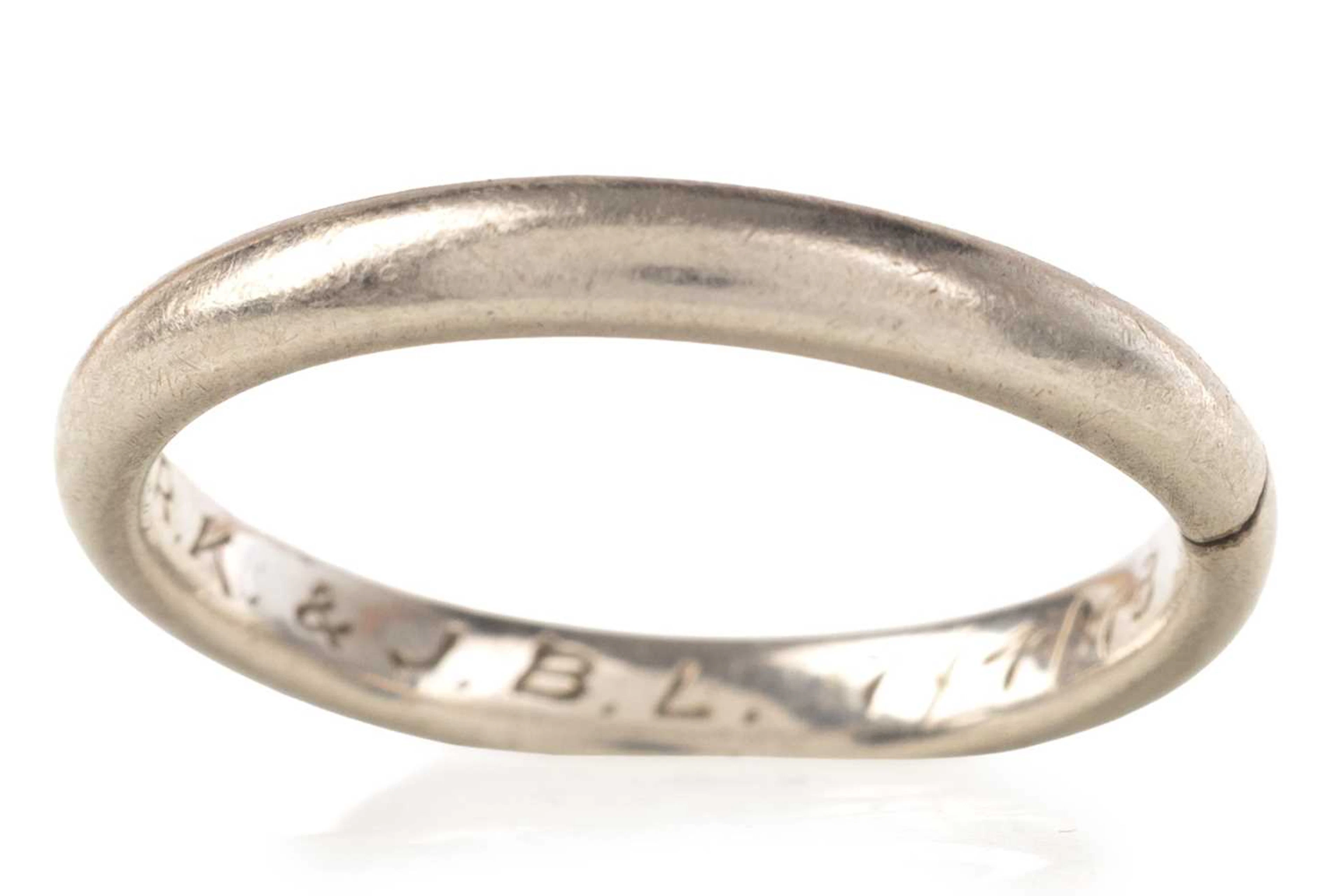 PLATINUM WEDDING BAND MID 20TH CENTURY
