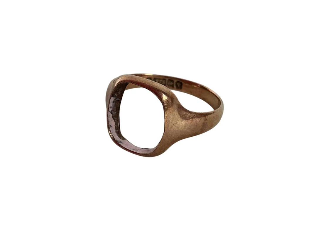 GOLD SIGNET RING AND CUFFLINKS