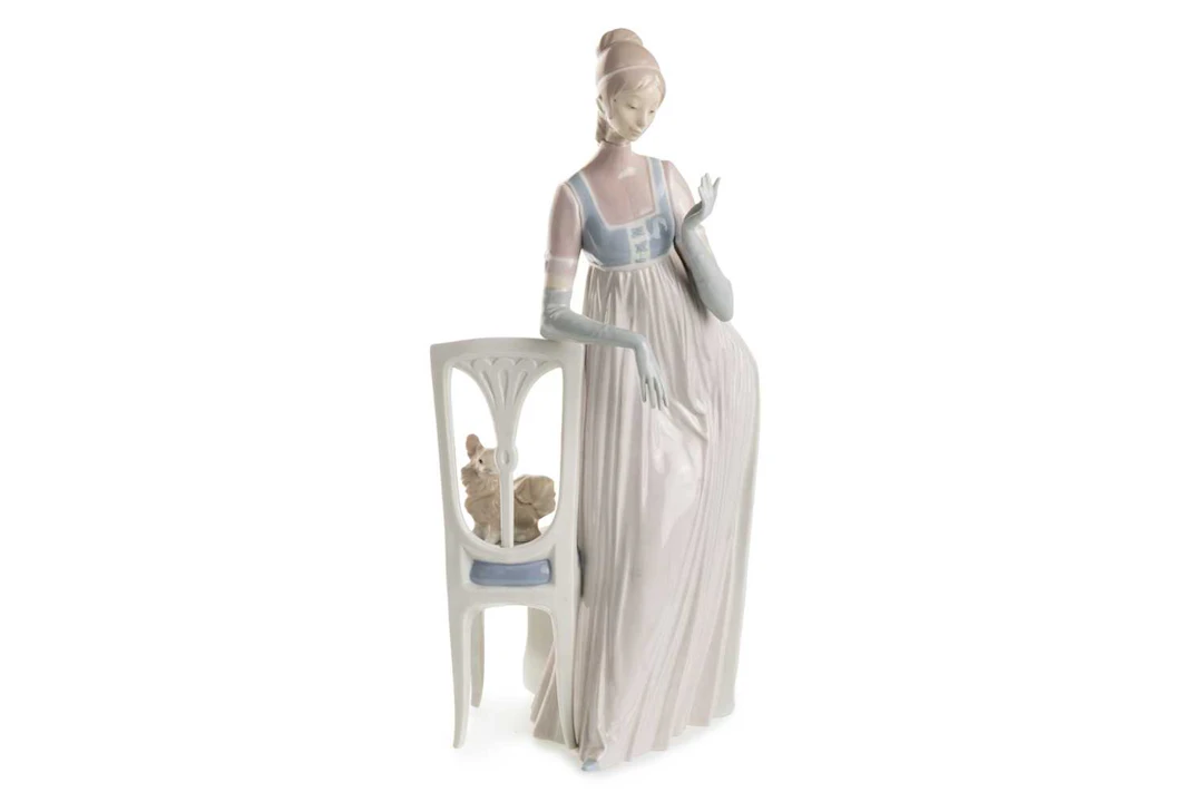 LLADRO FIGURE OF LADY EMPIRE LATE 20TH CENTURY