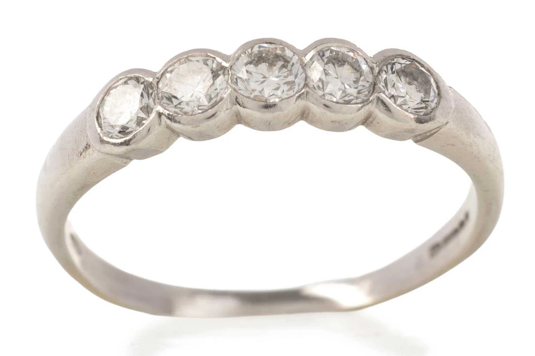DIAMOND FIVE STONE RING LATE 20TH CENTURY