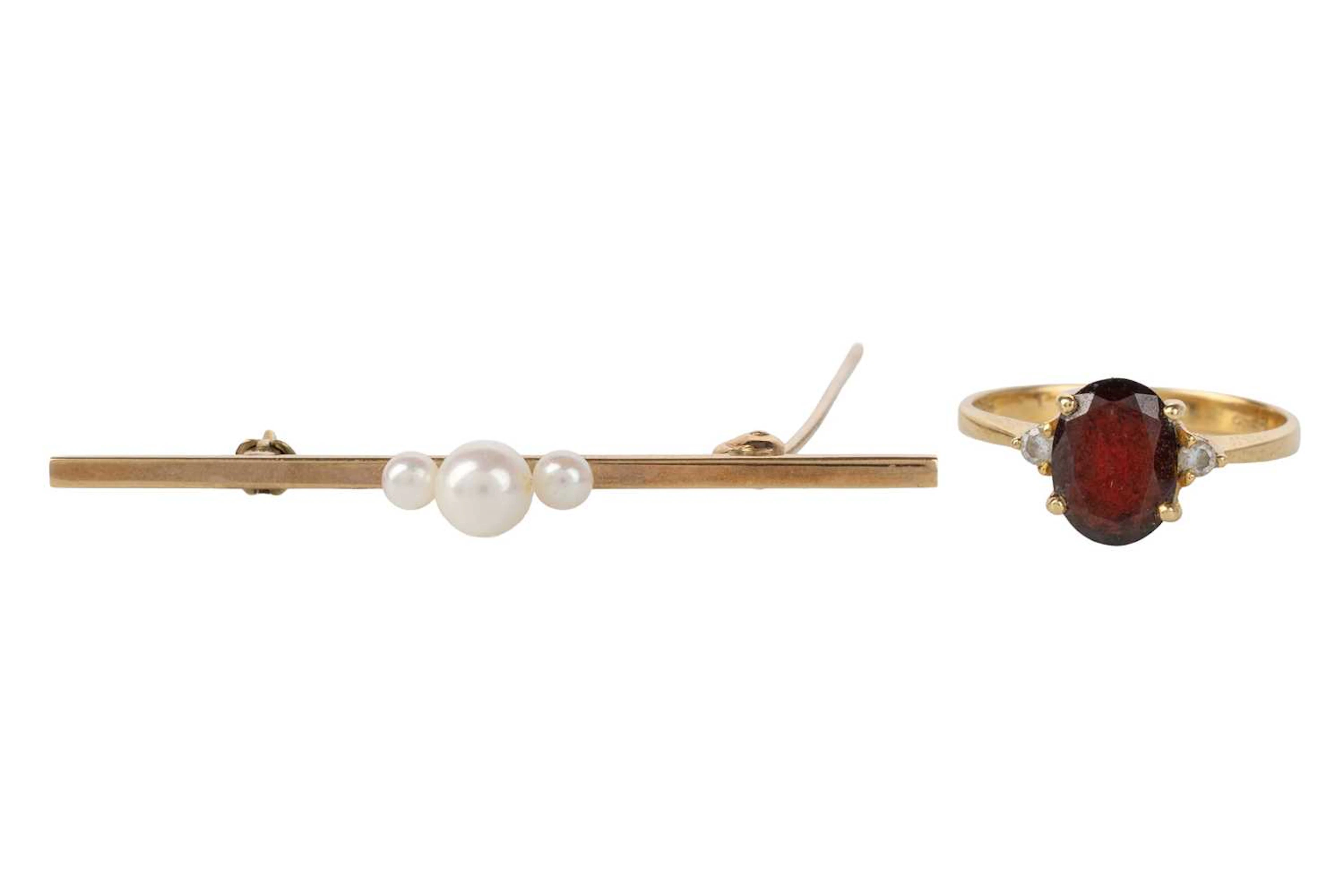 PEARL BAR BROOCH AND A GARNET RING LATE 20TH CENTURY