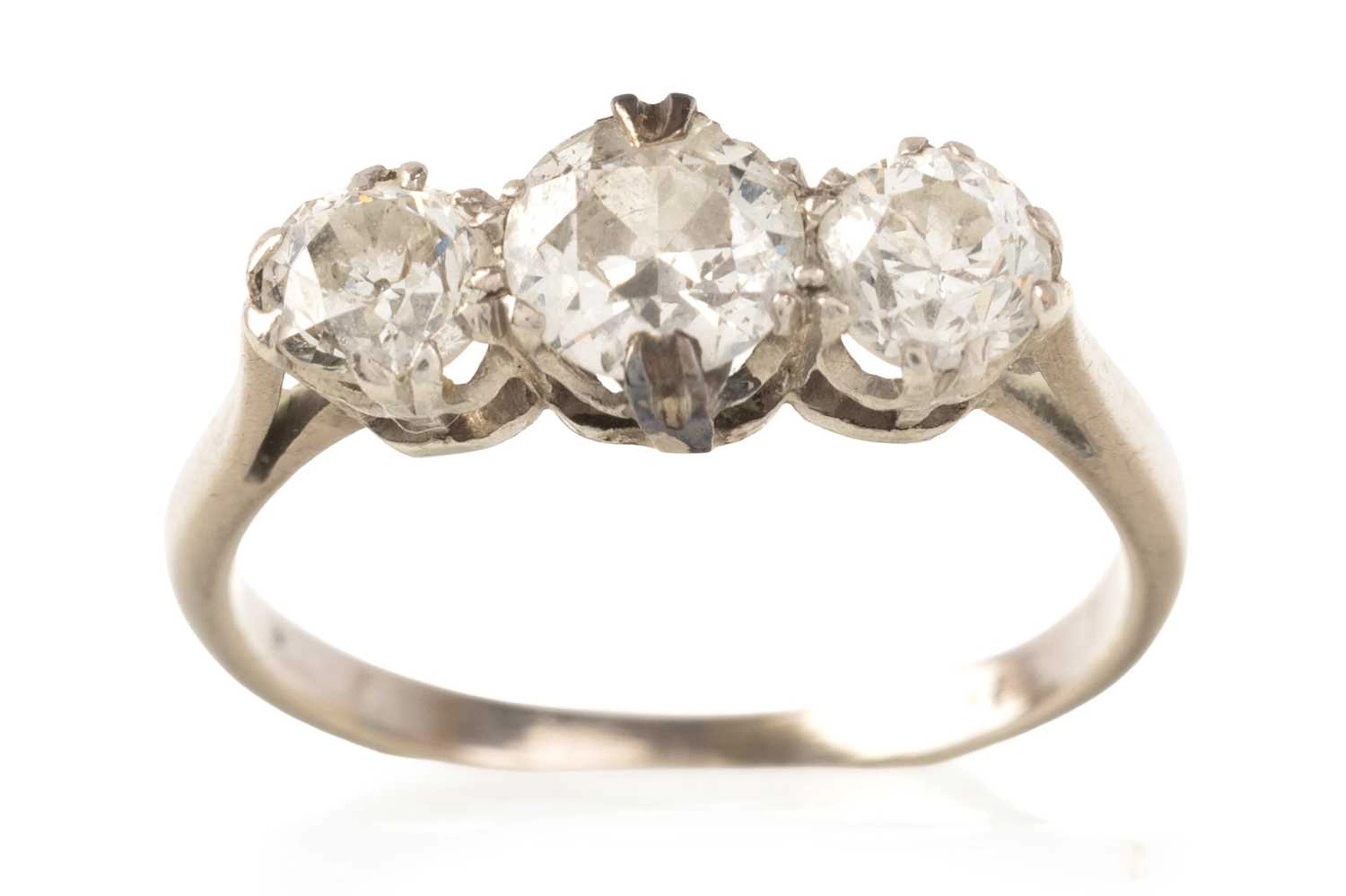 DIAMOND THREE STONE RING EARLY 20TH CENTURY
