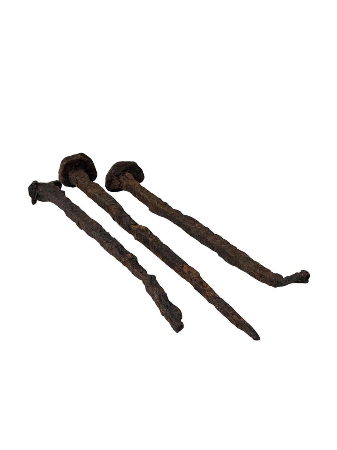 COLLECTION OF ARCHAEOLOGICAL INTEREST NAILS AND A BAYONET