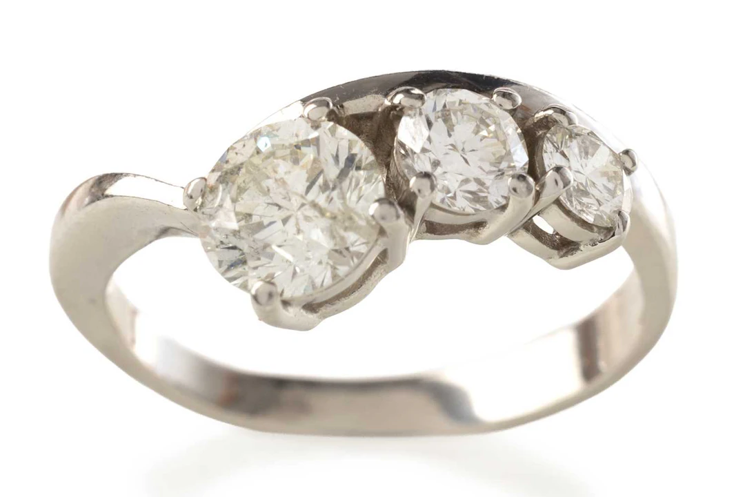 DIAMOND THREE STONE RING LATE 20TH CENTURY